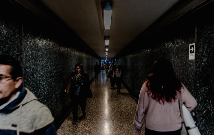 Photo people walking in subway