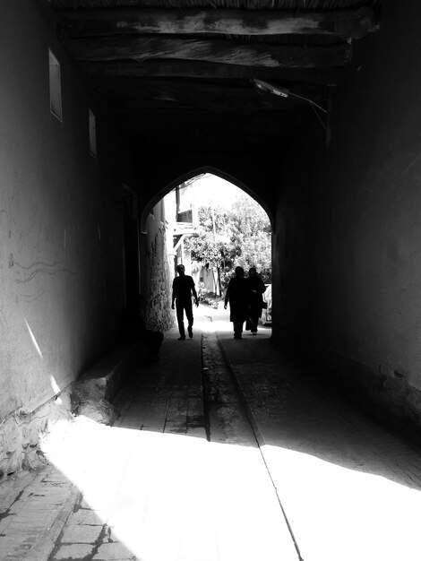 Photo people walking through archway