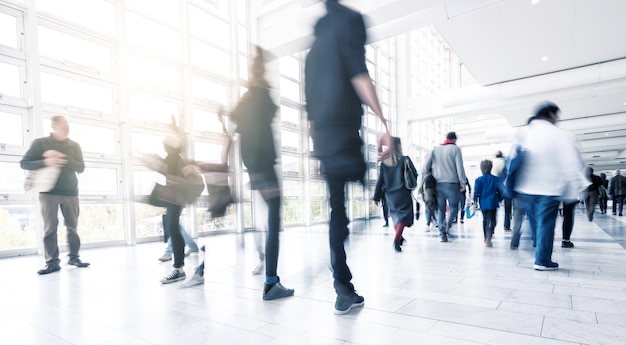 Photo people walking at a traid fair floor with motion blur