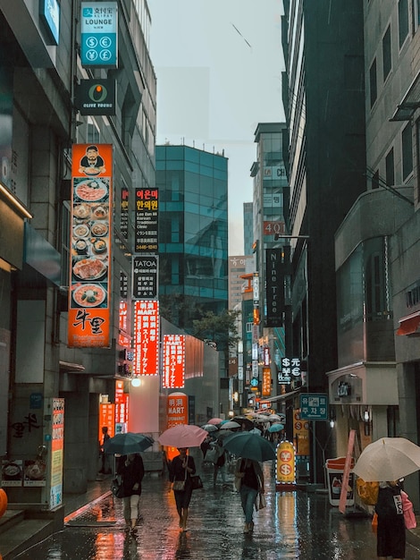 街の建物の真ん中にれた通りを歩いている人々