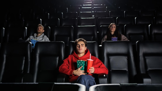 Люди смотрят фильмы в кинотеатре Попкорн и газировка Досуг и развлечения