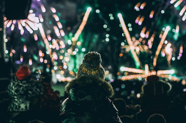 写真 夜に花火を見ている人々