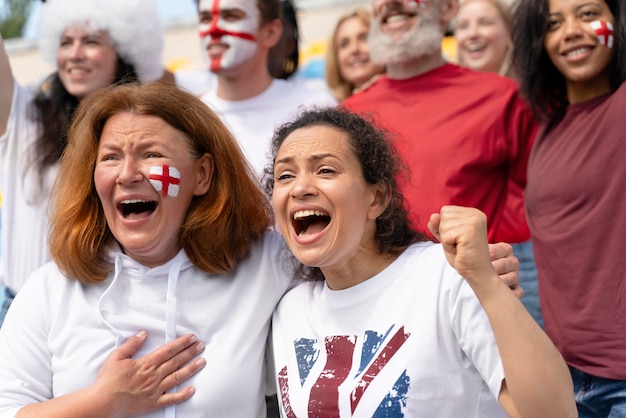 Foto persone che guardano una partita di calcio