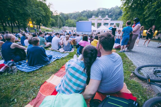 市の公園のオープンエア映画館で映画を見ている人々