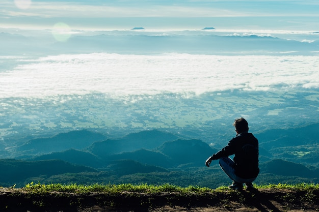 写真 冬に一人の山しか見ない人は美しい