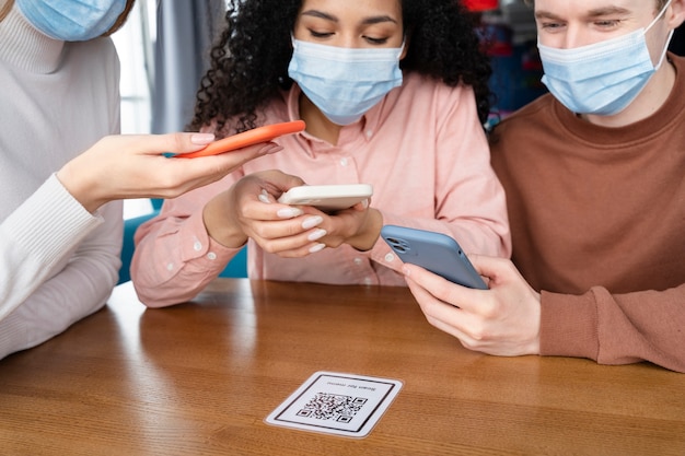 Photo people wearing face masks at restaurant close up