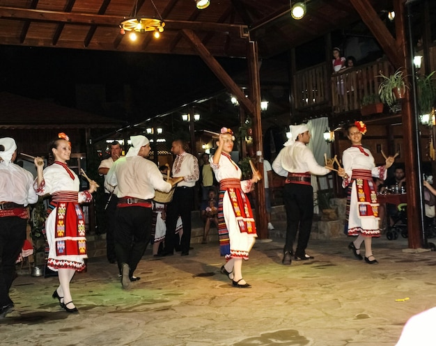 写真 伝統的な服を着て夜に踊る人々