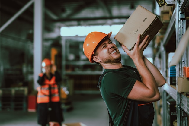 Photo people wearing uniform and protective helmets at work