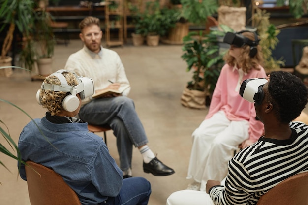 Foto persone che indossano cuffie vr durante la sessione di terapia