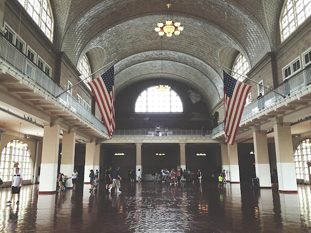 Photo people on wet floor by american flags