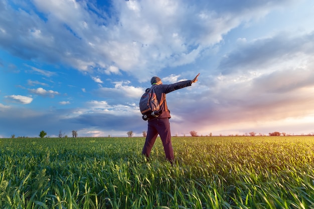 Люди пшеничное поле закат пейзаж весна поле сельское хозяйство украины