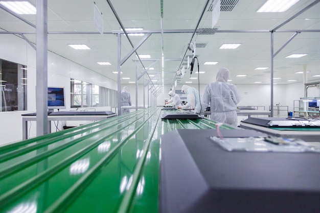 Photo people in white isolating costumes working in laboratory