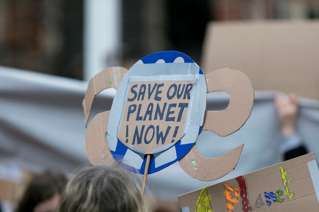 Persone con striscioni protestano come parte di una marcia per il cambiamento climatico