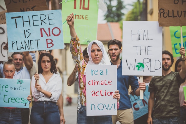 Foto persone con striscioni che protestano in città