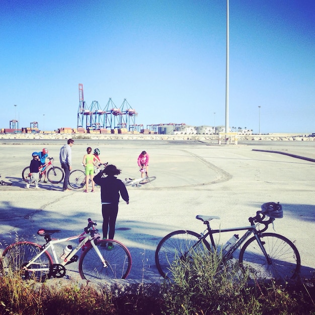 Photo people with bicycles on street