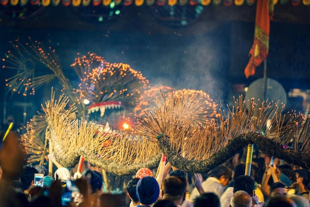 Photo people with burning incense in city at night