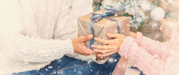 手にクリスマスプレゼントを持っている人。セレクティブフォーカス。ハッピー。