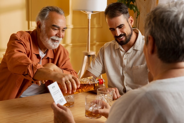 写真 飲み物の側面図を持つ人々