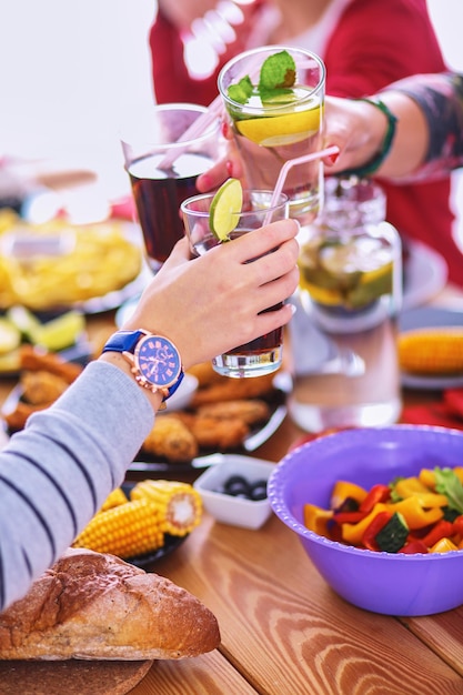 食卓に座って飲み物を持っている人。