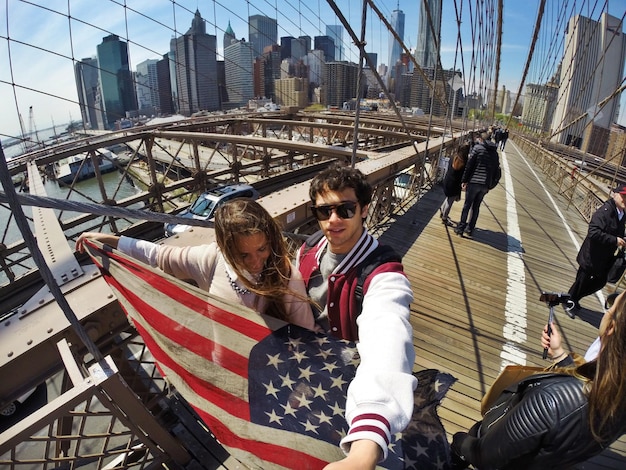 Photo people with flag standing on bridge