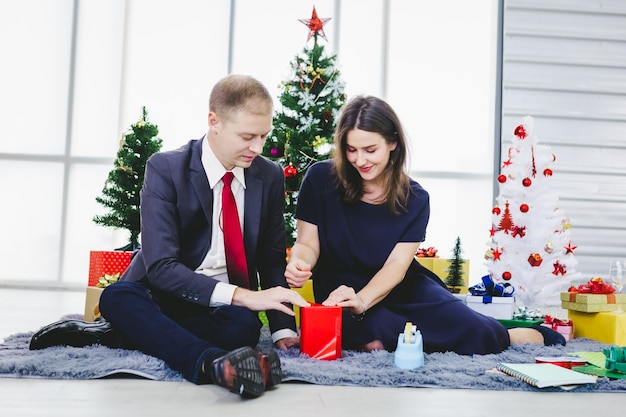 クリスマスと大晦日のパーティーのクリスマス ツリーにプレゼントを持っている人