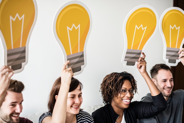 Foto persone con icona della lampadina