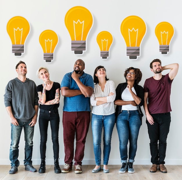 Foto persone con icona della lampadina