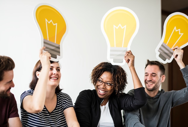 Foto persone con icona della lampadina