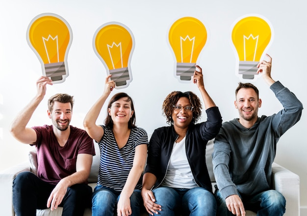 Foto persone con icona della lampadina