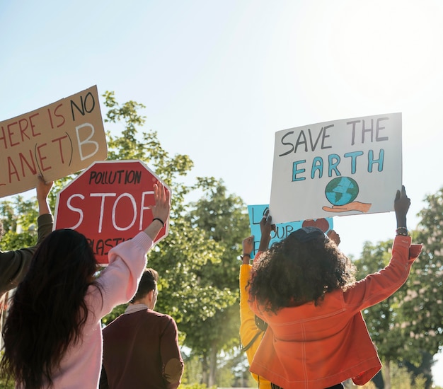 Photo people with placards protesting to save planet