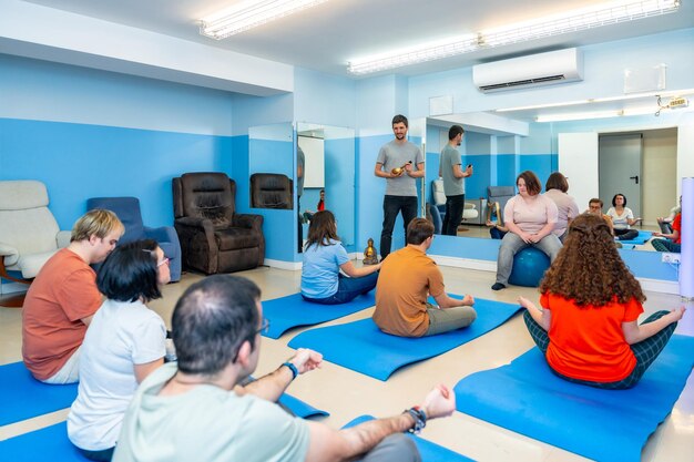 Foto persone con bisogni speciali in una lezione di yoga