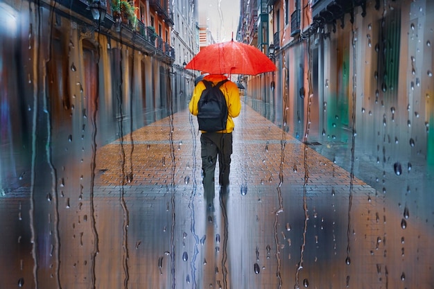 雨の日、ビルバオ、バスク、スペインで傘を持つ人々