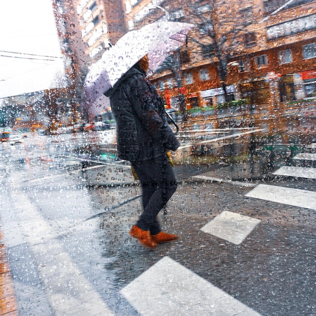 ビルバオ市、バスク、スペインで雨の日に傘を持つ人々