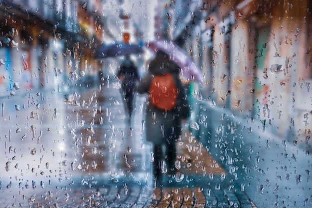 冬の雨の日に傘を持つ人々、ビルバオ、バスク、スペイン