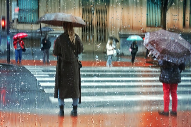 冬の季節に雨の日に傘を持つ人々 ビルバオ バスク国スペイン