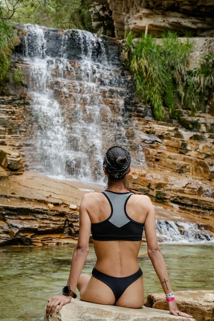 Photo people with witches' hats on a trip to a secret logoa among the rocks and waterfalls in the mountain