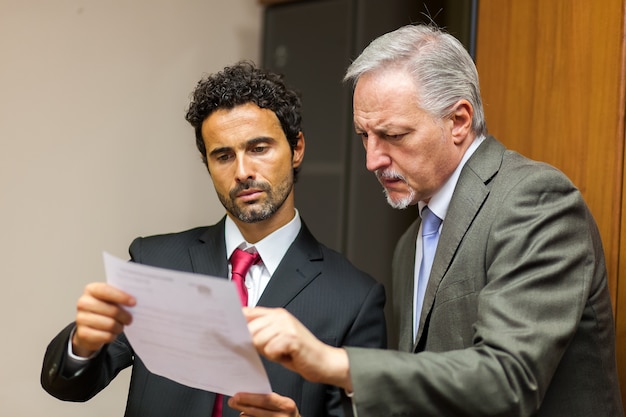 Foto persone al lavoro nel loro ufficio