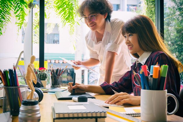 写真 窓の向こうの机で働く人々