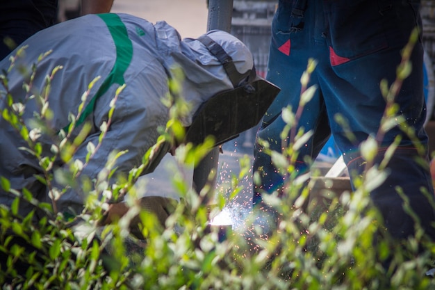 Foto persone che lavorano per impianti