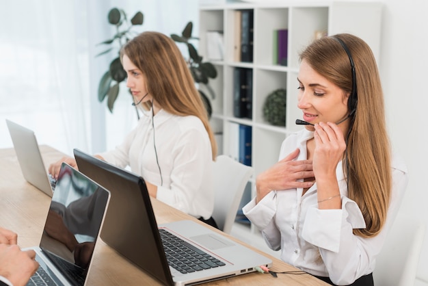 Foto persone che lavorano in call center