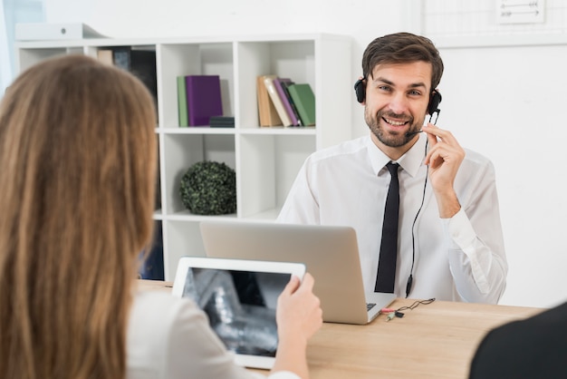 Foto persone che lavorano in call center