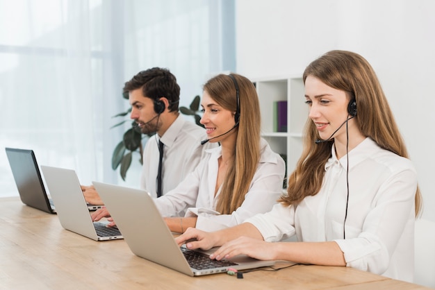 Photo people working in call center