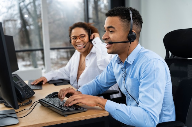 Foto persone che lavorano nel call center