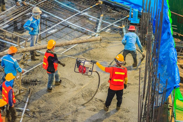 Foto persone che lavorano sul cantiere