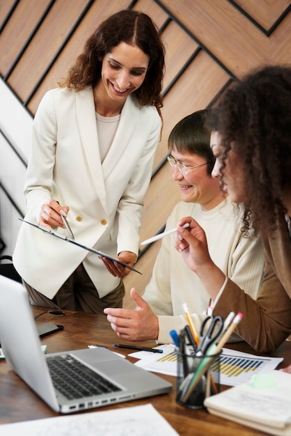 Foto persone che lavorano in uno spazio ufficio elegante e accogliente