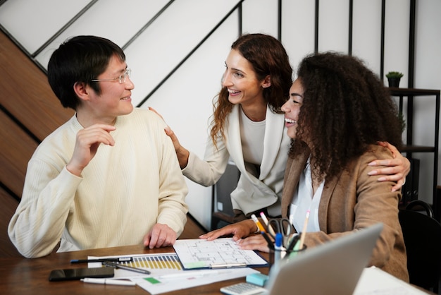 Persone che lavorano in uno spazio ufficio elegante e accogliente