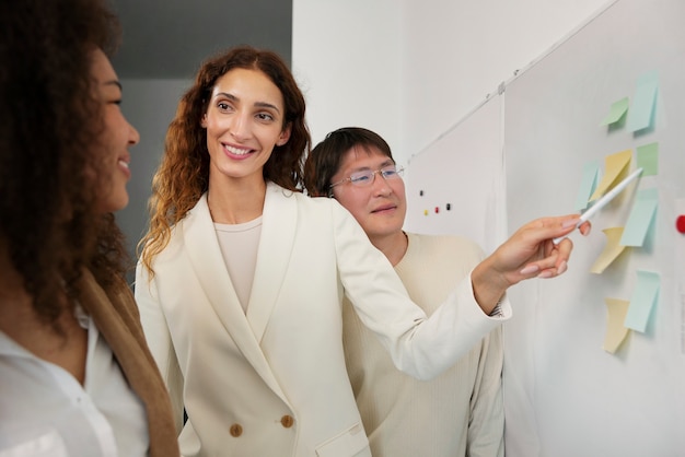 Foto persone che lavorano in uno spazio ufficio elegante e accogliente