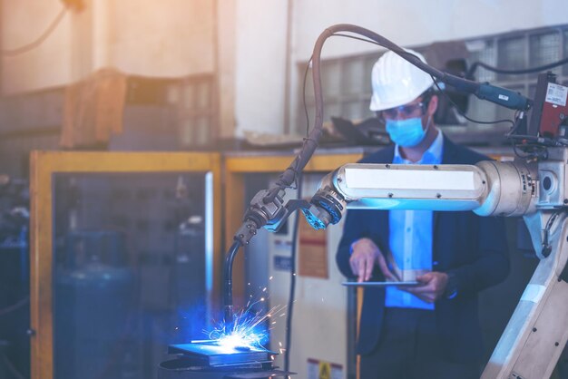 Foto persone che lavorano in fabbrica