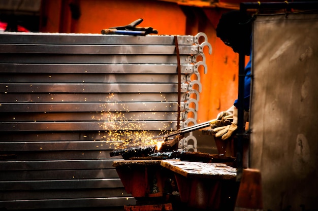 Foto persone che lavorano in fabbrica