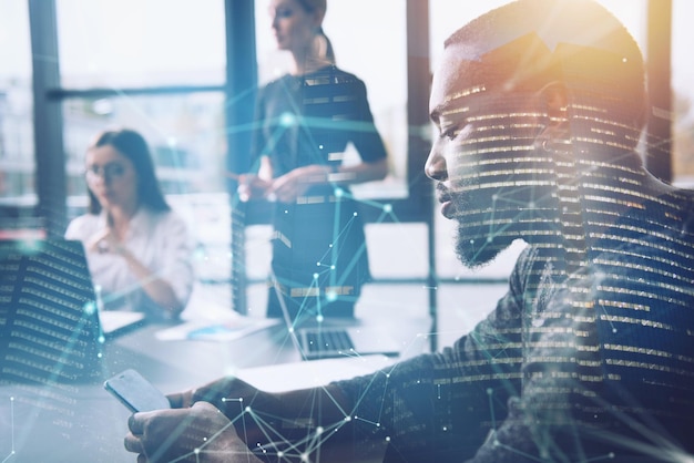 Foto persone che lavorano su una finestra di vetro